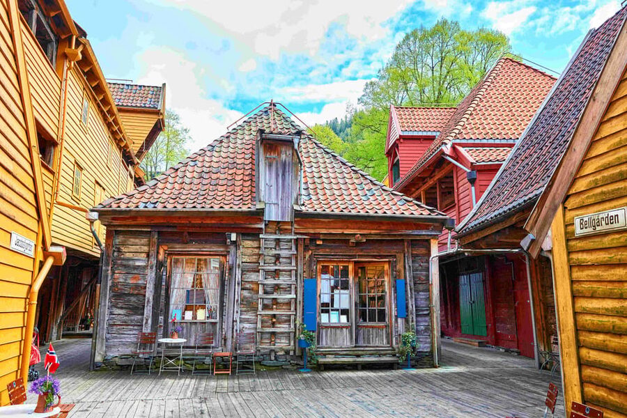 Bergen: Sightseeing Walking Tour with Ferry Ride - Meeting point and how to start without stress