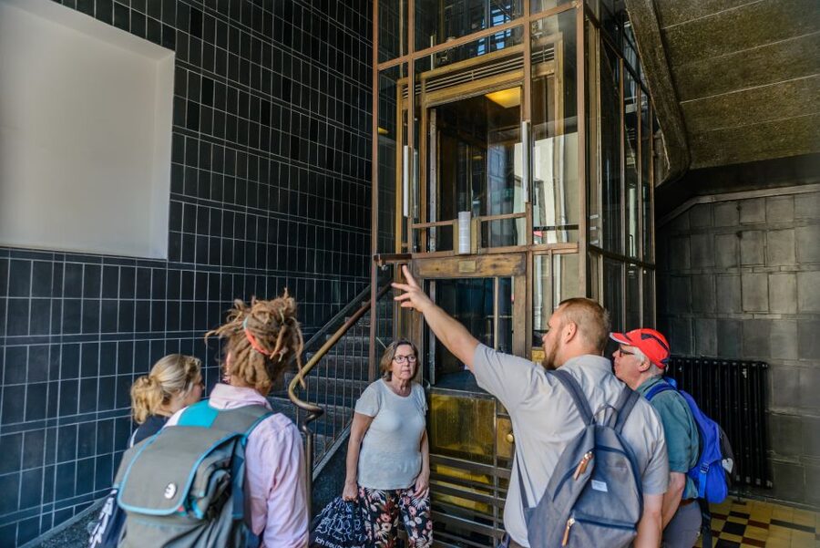 Berlin: 2.5-Hour Walking Tour through Kreuzberg 61 - Sixtusgarten 10: a quick stop that teaches you to look