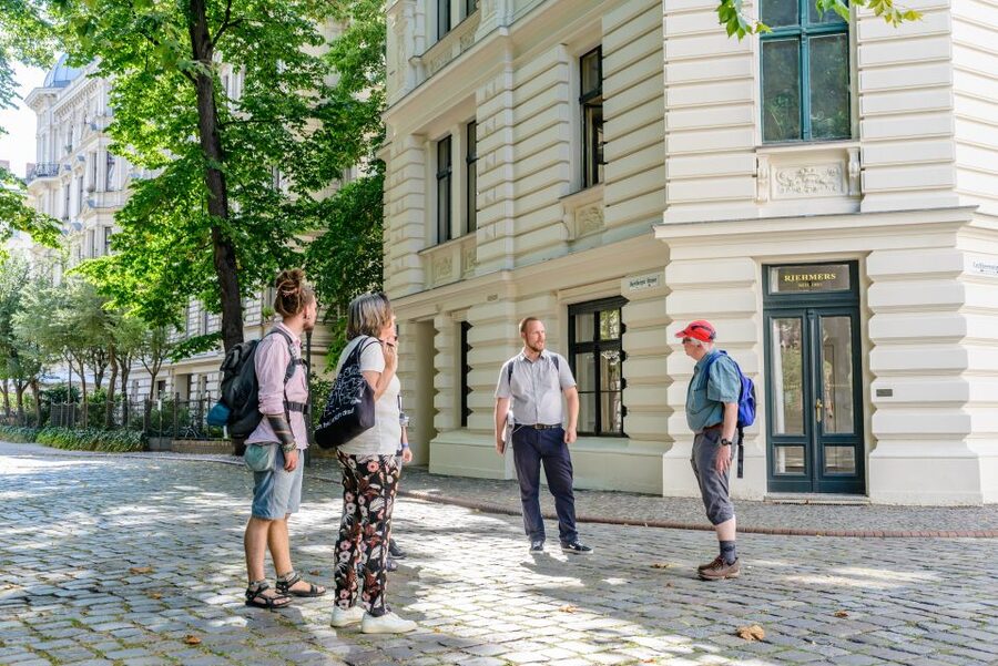 Berlin: 2.5-Hour Walking Tour through Kreuzberg 61 - Starting at Platz der Luftbrücke or Mehringdamm 129: choose the vibe