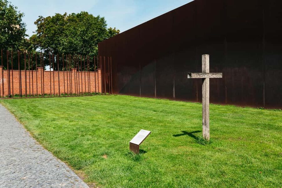 Berlin: Cold War Walking Tour on Berlin Wall Route - 2 hours, small groups, and a guide-led pace that actually helps