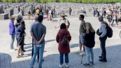 Berlin: Hitler's Berlin The Rise & Fall Guided Walking Tour - Getting started near Brandenburg Gate: a quick orientation