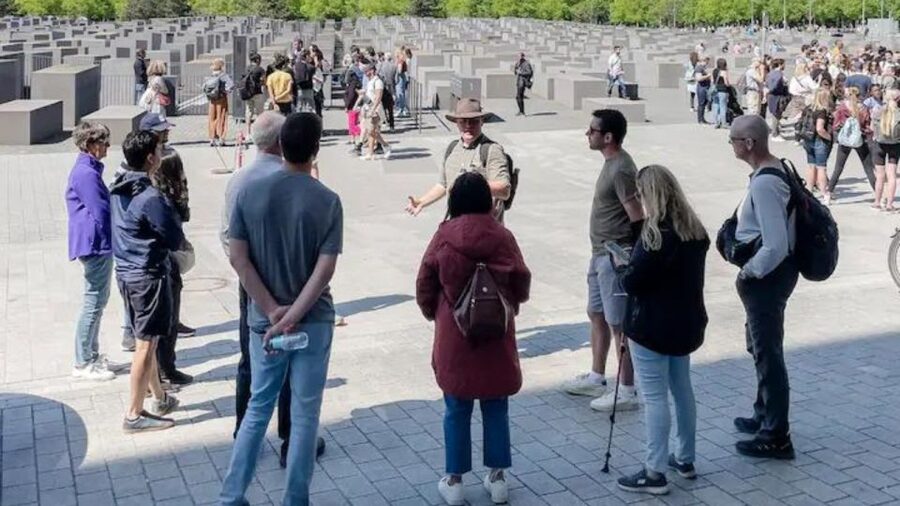 Berlin: Hitler's Berlin The Rise & Fall Guided Walking Tour - Getting started near Brandenburg Gate: a quick orientation