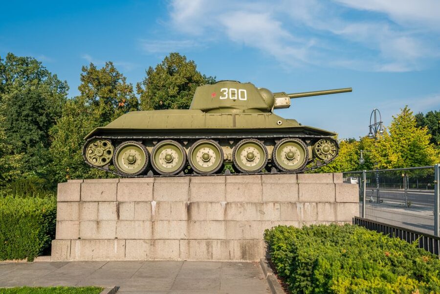 Berlin: Third Reich & Cold War Guided Walking Tour - Checkpoint Charlie Finish: The Cold War Face-Off and Escape Stories