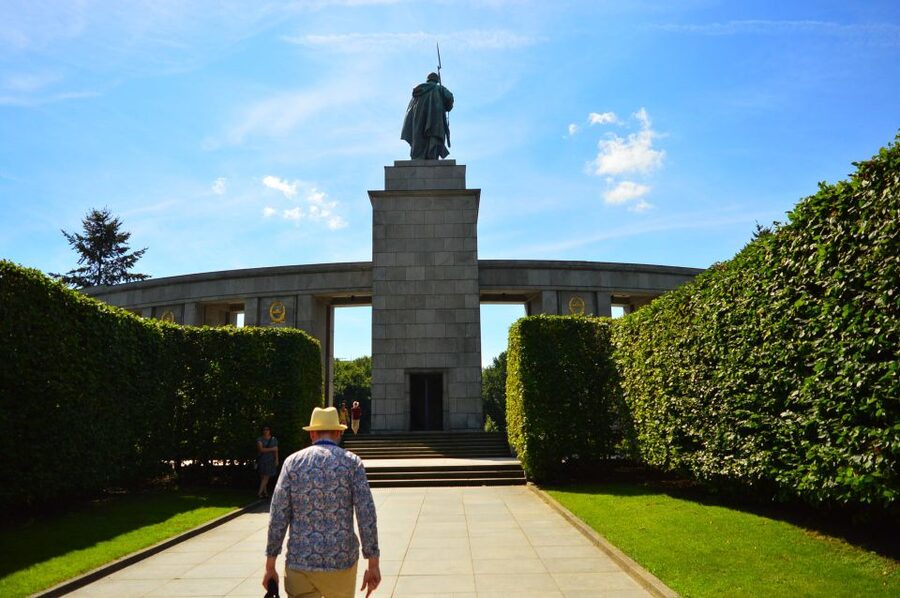 Berlin: Third Reich, Hitler, and WWII Walking Tour - Reichstag to Brandenburg Gate: the Soviet assault and changing symbolism