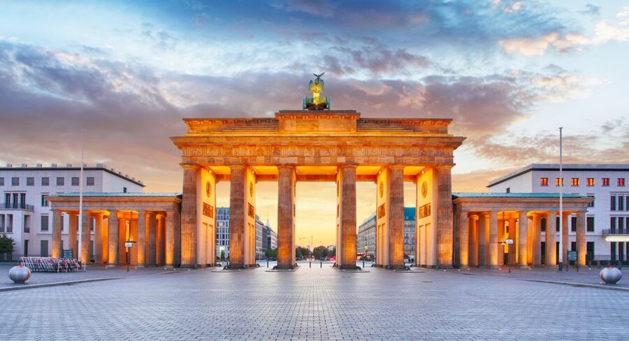 Berlin: Walking Tour of the Top 10 Sightseeing Attractions - Meeting at Paul-Löbe-Haus and Getting Oriented in the Government District
