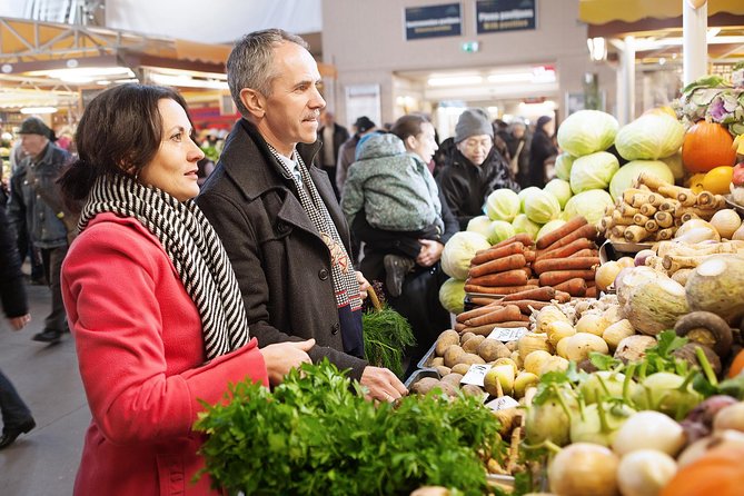 Best of Riga Walking Tour - Highlights and Hidden Gems - Central Market Finale: UNESCO Hall and 4–6 Latvian Tastings