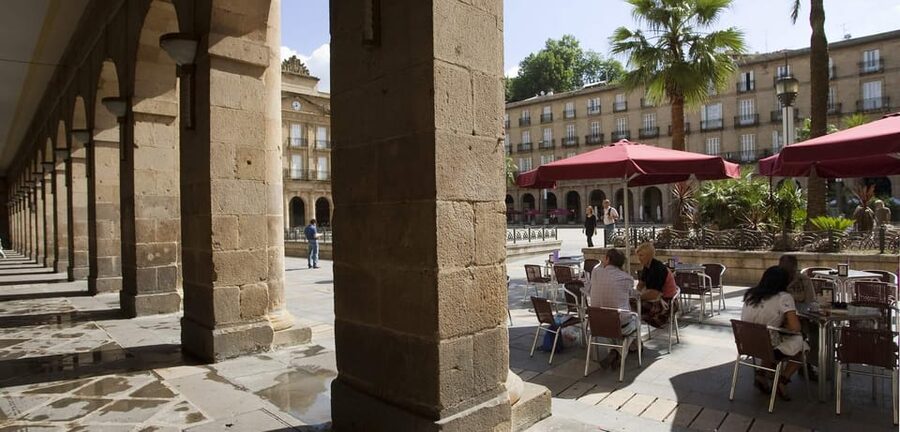 Bilbao old town walking tour - Starting at Arriaga Plaza: the easiest way to get oriented
