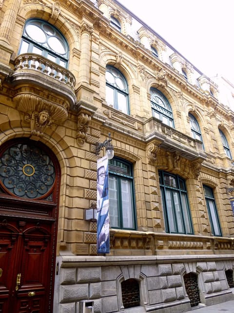 Bilbao old town walking tour - Txakurraren iturria: a quick, quirky moment that keeps the walk human