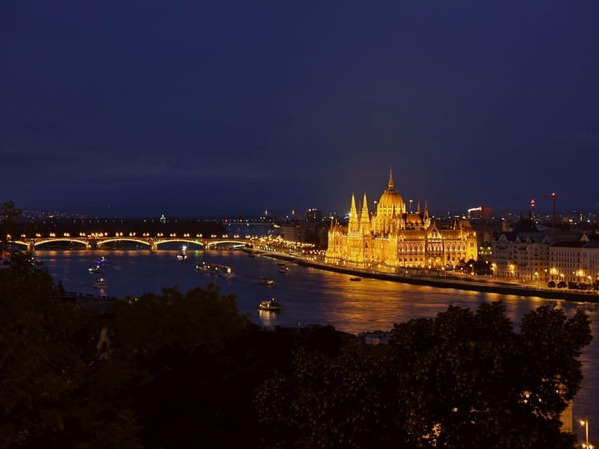 BloodThirsty Hungary: Walking tour & Dark Historical Stories - Walking pace, cold weather reality, and what to wear
