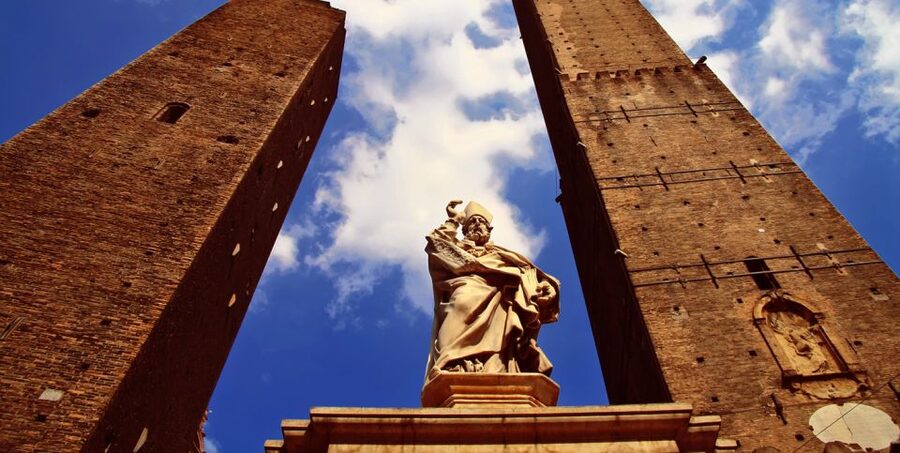 Bologna: Guided Walking Tour - Monuments on foot: Palaces, squares, and the big views
