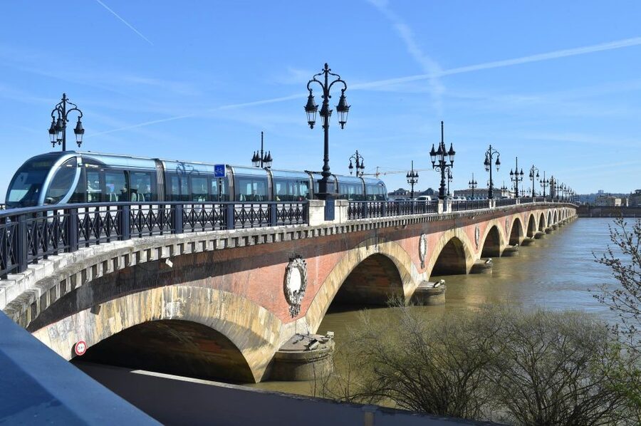 Bordeaux: Guided Walking Tour - Language setup: bilingual in the morning, French-only on Saturday afternoons