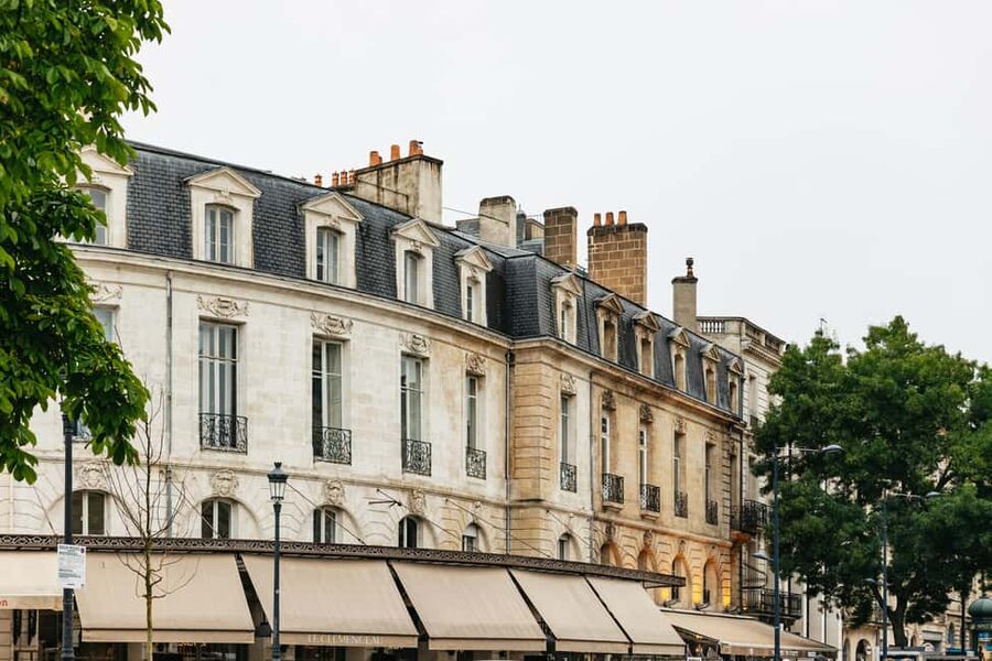 Bordeaux: Mystery and Myths Walking Tour - The pace: short enough for energy, long enough for meaning