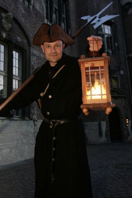 Bremen: Walking Tour in German with Night Guard - Market Square First: The Fast Orientation You’ll Appreciate Later