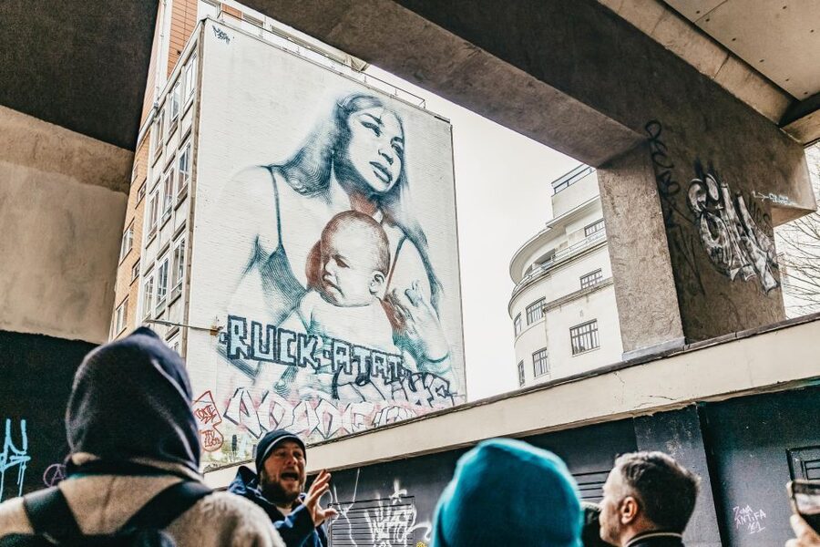 Bristol: Blackbeard to Banksy Guided Walking Tour - Castle Park, Bristol Bridge, and the photo-stop rhythm