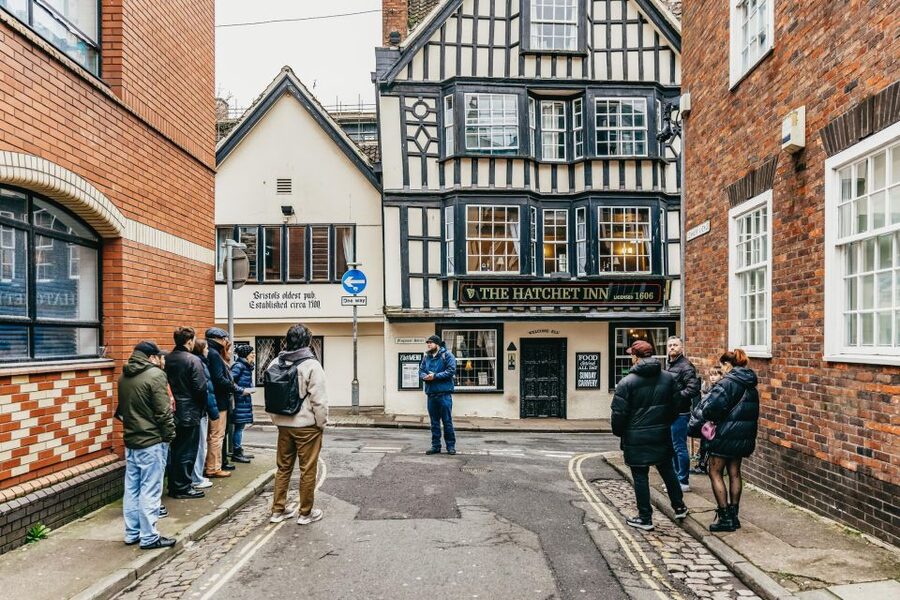 Bristol: Blackbeard to Banksy Guided Walking Tour - Queen Square to Llandoger Trow: connecting names to places