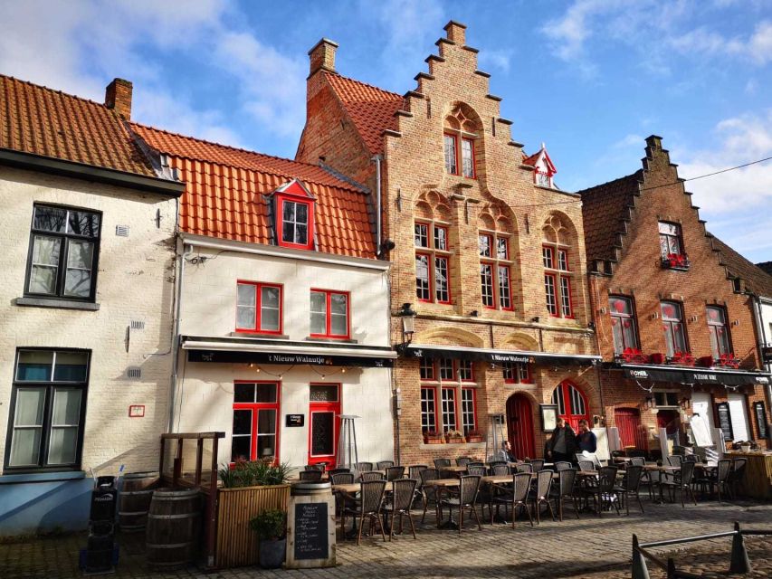 Bruges: Guided Walking Tour - Lake of Love and Begijnhof in 15 minutes that feels like more