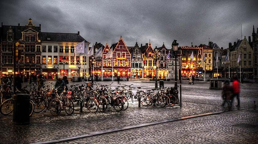 Bruges: Guided Walking Tour - Meeting points, timing, and the radio-with-headphones rule