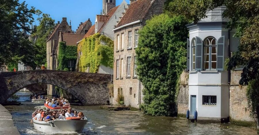 Bruges: Walking Tour, Canal Boat Trip w/Beer Tasting Option - 30-Minute Canal Boat Ride: A Different Bruges Angle
