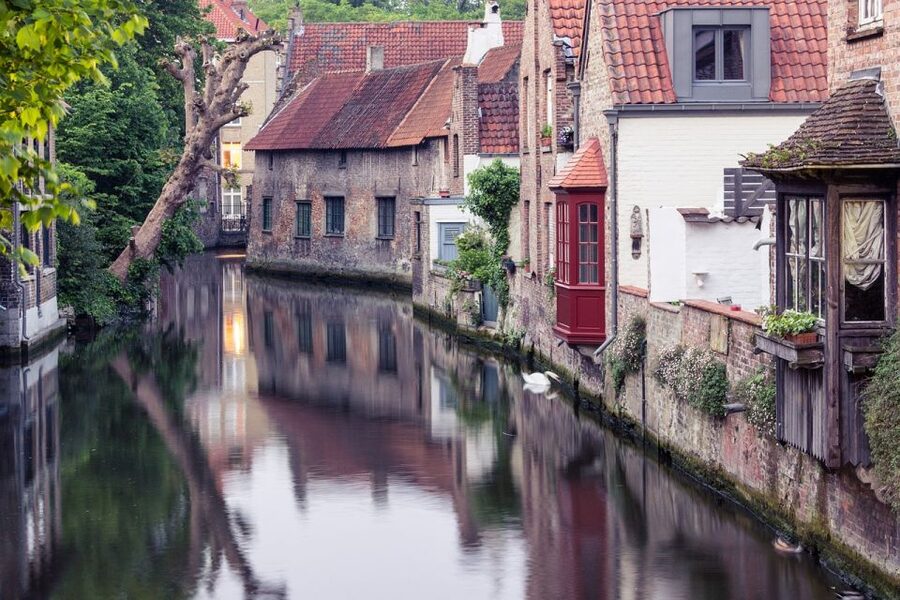 Bruges: Walking Tour, Canal Boat Trip w/Beer Tasting Option - Meeting Points, Headphones, and What to Wear (So You Don’t Waste Time)