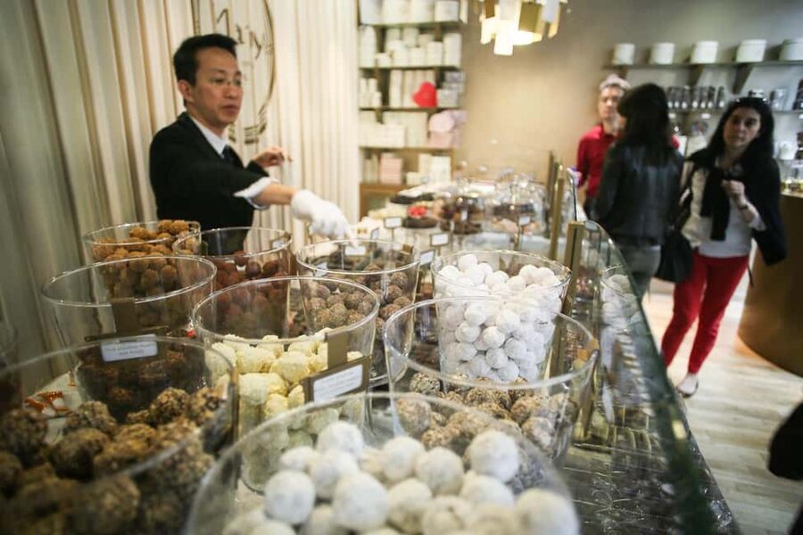 Brussels: Chocolate Appreciation and Tasting Walking Tour - Meeting at the Royal Galleries: Starting Where Brussels Shines