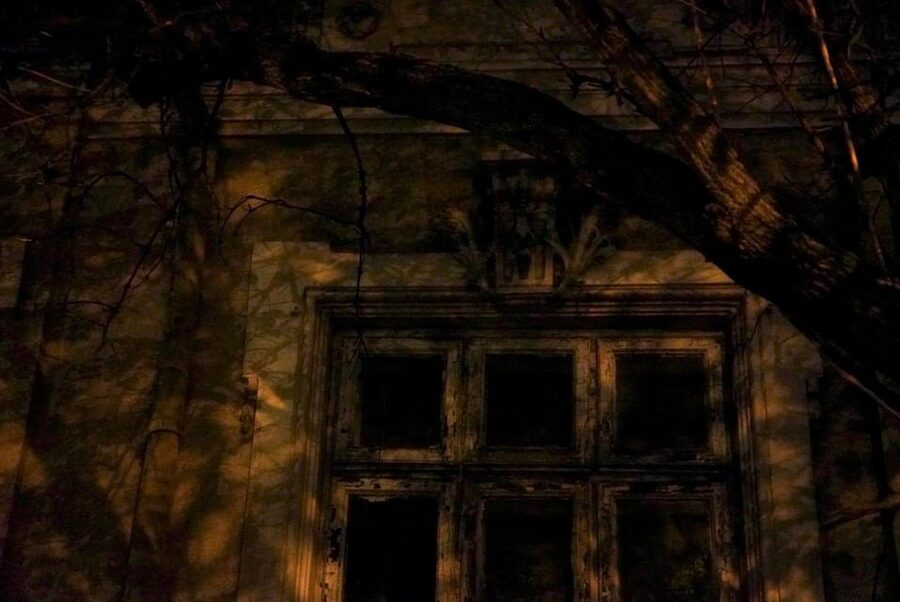 Bucharest: Ghost Stories & Romanian Mythology Walking Tour - How the guide keeps English storytelling sharp for 2.5 hours