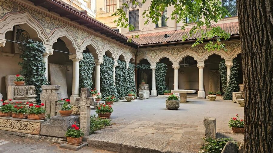 Bucharest: Guided Walking Tour with Romanian Snack - Wandering the Old Town into modern downtown