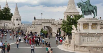 Budapest 3-Hour Walking Tour in Italian - Pest to the Danube: why the transport stop matters