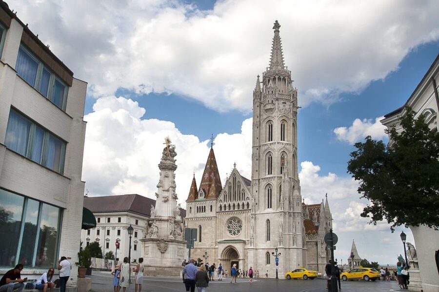 Budapest 3-Hour Walking Tour in Italian - Matthias Church: Gothic style with real-city context