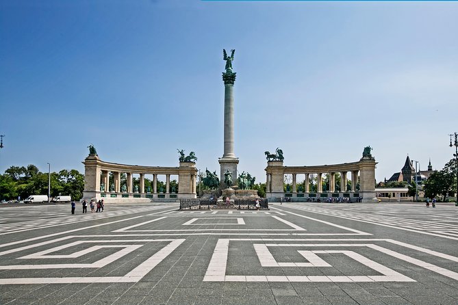 Budapest All in One Small Group Walking Tour with Strudel Stop - The Danube stretch: Parliament, the Chain Bridge, and Gellért Hill views