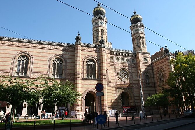 Budapest Jewish Heritage Memorial Walking Tour & Synagogue Entry - Dohány Street Synagogue: what you’ll see first