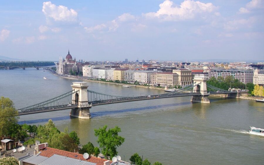 Budapest: Walking Tour in German - Language, Clothing, and Pacing: The Real Practical Stuff
