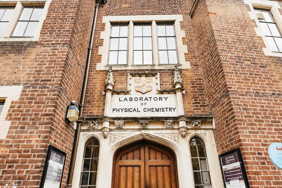 Cambridge: Alumni-Led Walking Tour w/ King's College Option - Cavendish Laboratory: science history you can picture in real space
