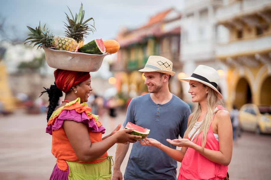 Cartagena: Walled City and Getsemani Shared Walking Tour - Plaza de Santo Domingo: Finding the Tour and Settling In