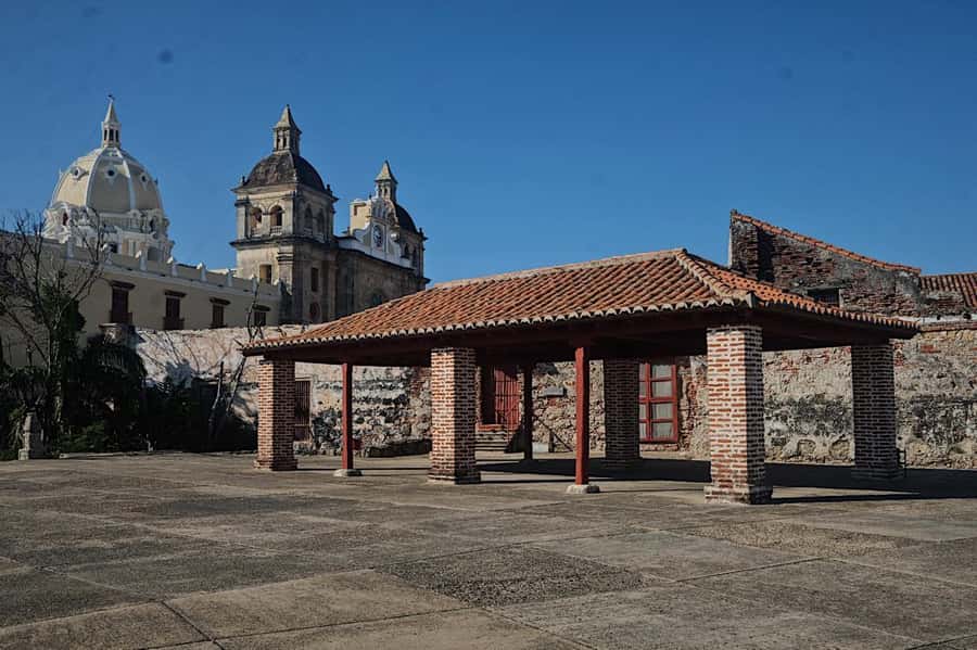 Cartagena: Walled City and Getsemani Shared Walking Tour - Getsemani 90 Minutes: Bohemian Alleys, Color, and Graffiti on Purpose