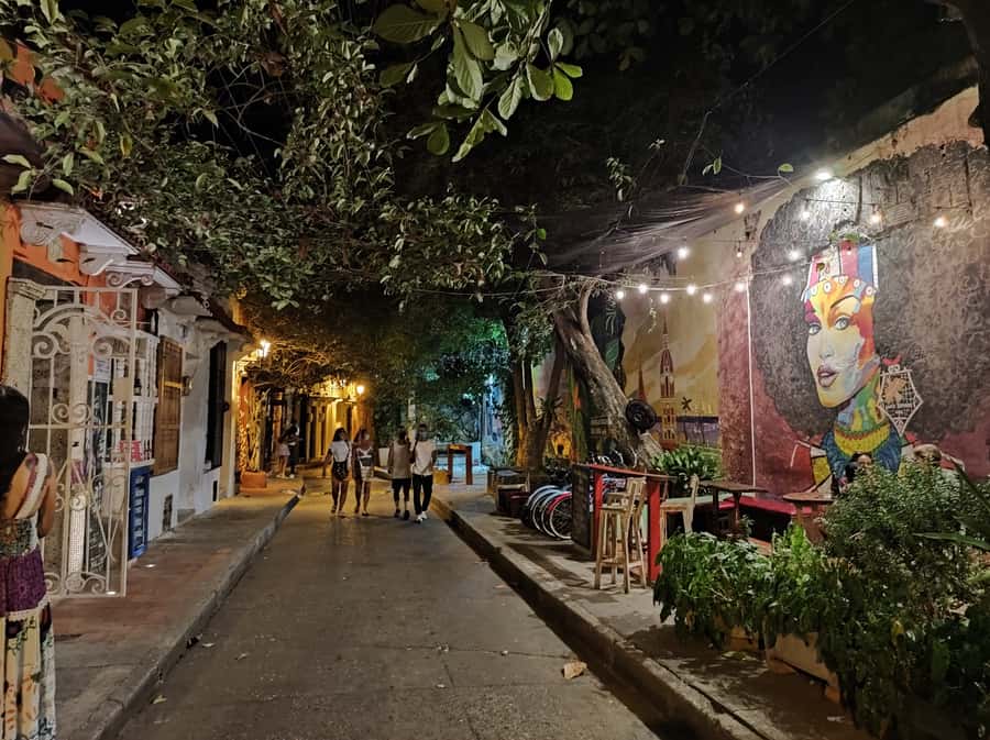 Cartagena: Walled City and Getsemani Shared Walking Tour - How the Tour Feels in Real Life: Pace, Photos, and Heat