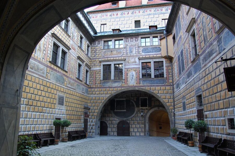 Český Krumlov: 2 Hour Private Walking Tour with Guide - Old Town lanes and Latrán: leaning houses, real atmosphere