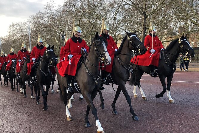 Changing of the Guard Guided Walking Tour in London - Pace, steps, and weather: what can make or break your comfort