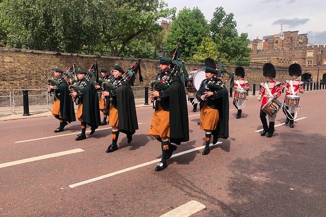 Changing of the Guard Walking Tour - Horse Guards Parade at Whitehall: daily ceremony and great photo timing