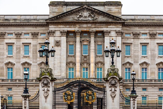 Changing of the Guard Walking Tour - Buckingham Palace area viewing: why you won’t stand at the forecourt