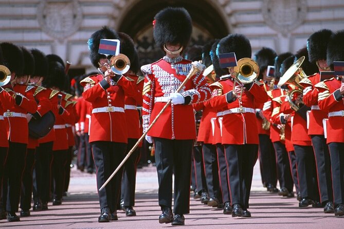 Changing of the Guard Walking Tour in London at Buckingham Palace - Buckingham Palace area, St James’s Palace, Clarence House: royal London in a clean walking line