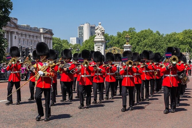 Changing of the Guard Walking Tour in London at Buckingham Palace - The Mall and St James’s Park: where your photos get breathing room