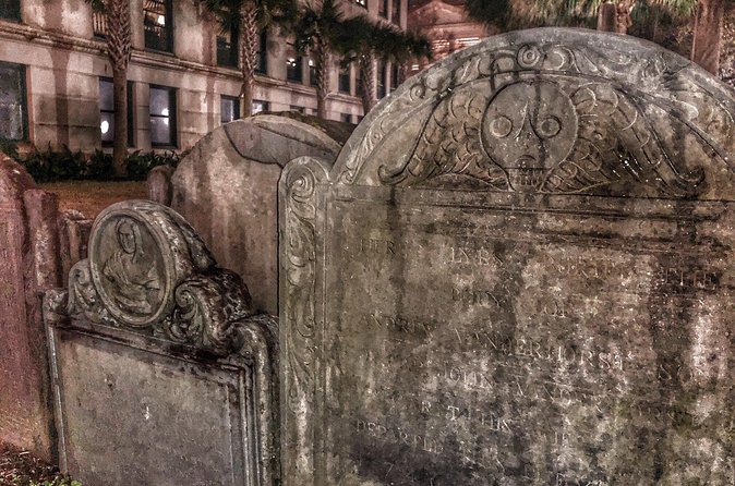 Charleston Ghost & Graveyard Night-Time Guided Walking Tour - Walking at night in Charleston: what to wear and bring