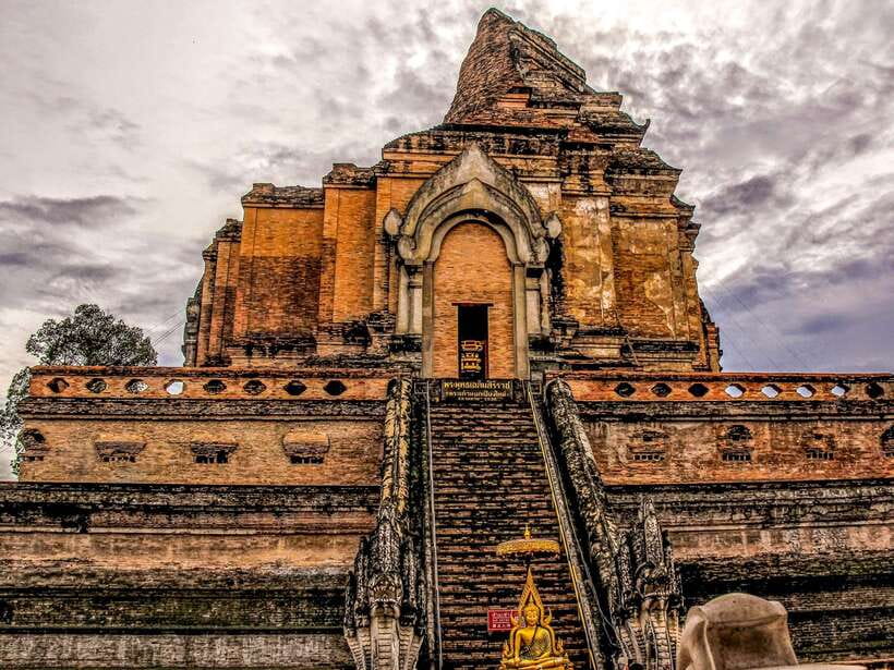 Chiang Mai: 3 Hour Old City and Temples Guided Walking Tour - Wat Phra Singh: Mosaic Sanctuary, Lion Buddha, and Gilded Pagodas