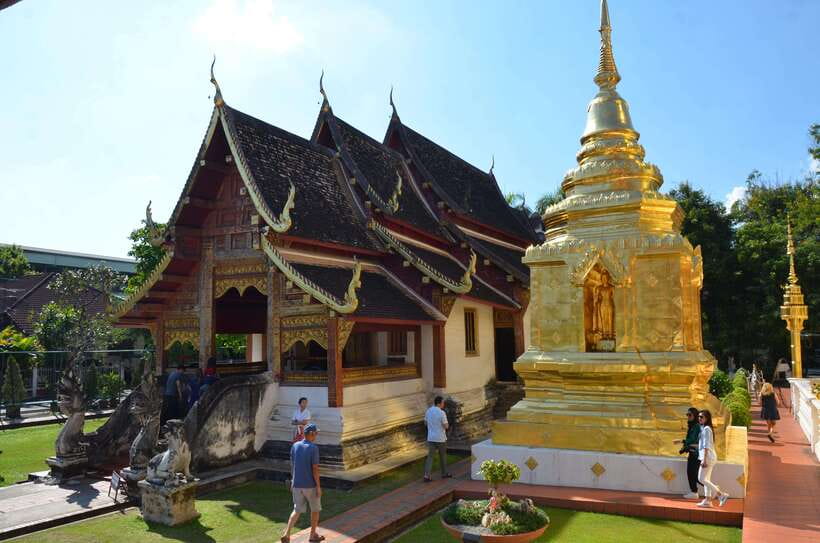 Chiang Mai: Historic Temples and City Guided Walking Tour - Wat Phan Tao’s teak viharn and the royal-throne story