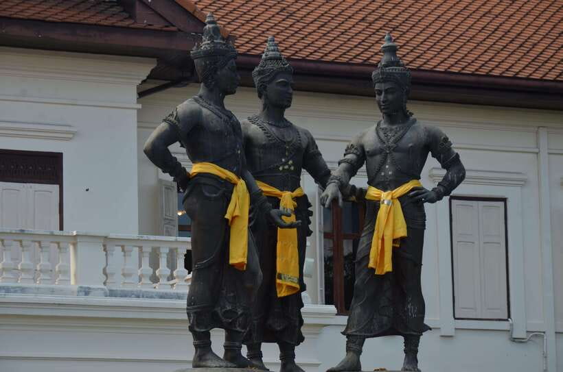 Chiang Mai: Historic Temples and City Guided Walking Tour - Temple etiquette rules that save you time and stress