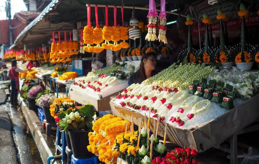 Chiang Mai: Local Food and Markets Guided Walking Tour - Lung Khajohn Wat Ket and khao kriab pak moh: the sweet dumpling starter
