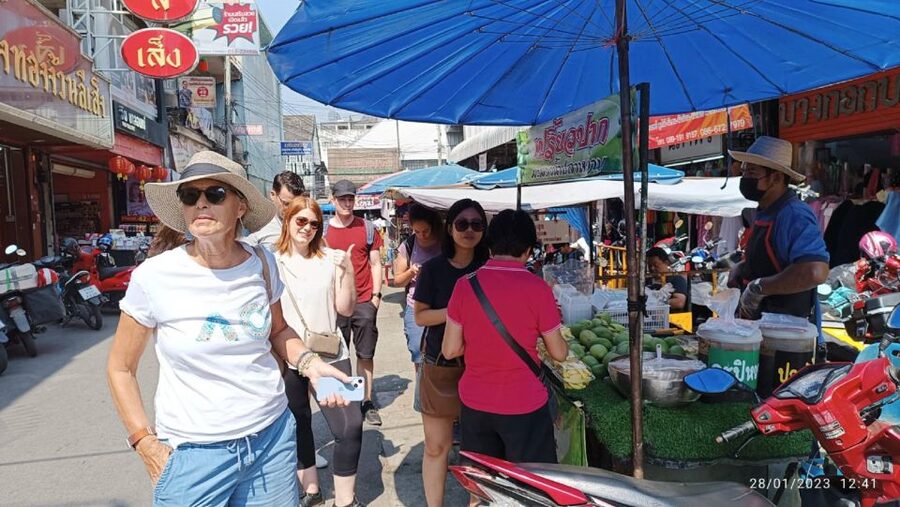 Chiang Mai: Local Food and Markets Guided Walking Tour - Ton Lam Yai Flower Market: a colorful break between snacks
