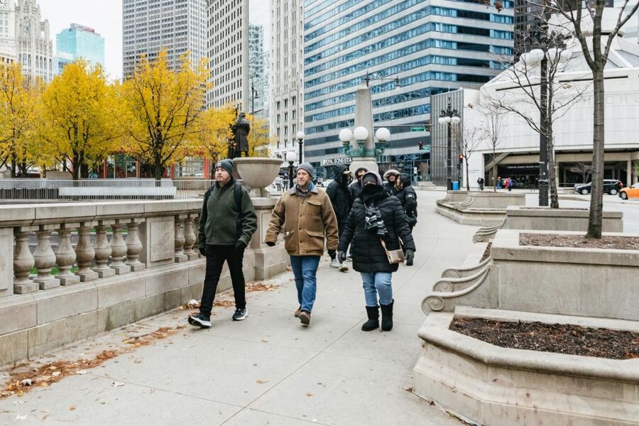 Chicago: Gangsters and Ghosts Guided Walking Tour - The guide is the whole product: what to look for