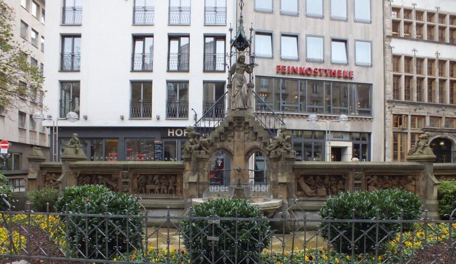 Cologne: Night Watchman Old Town Walking Tour - Guide style and group size: when humor helps learning