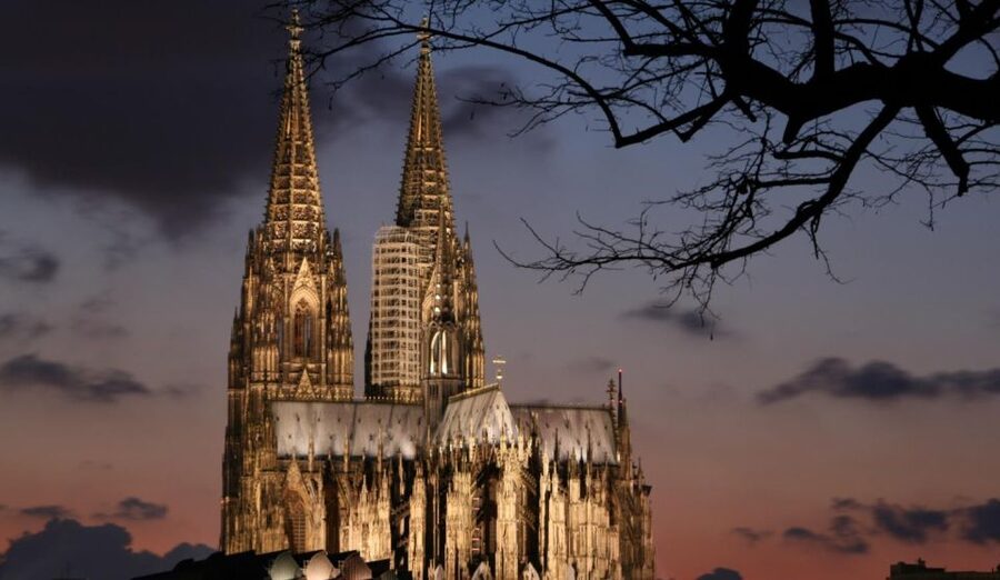 Cologne: The Night Watchman Old Town Walking Tour in German - German-only means you should plan around language